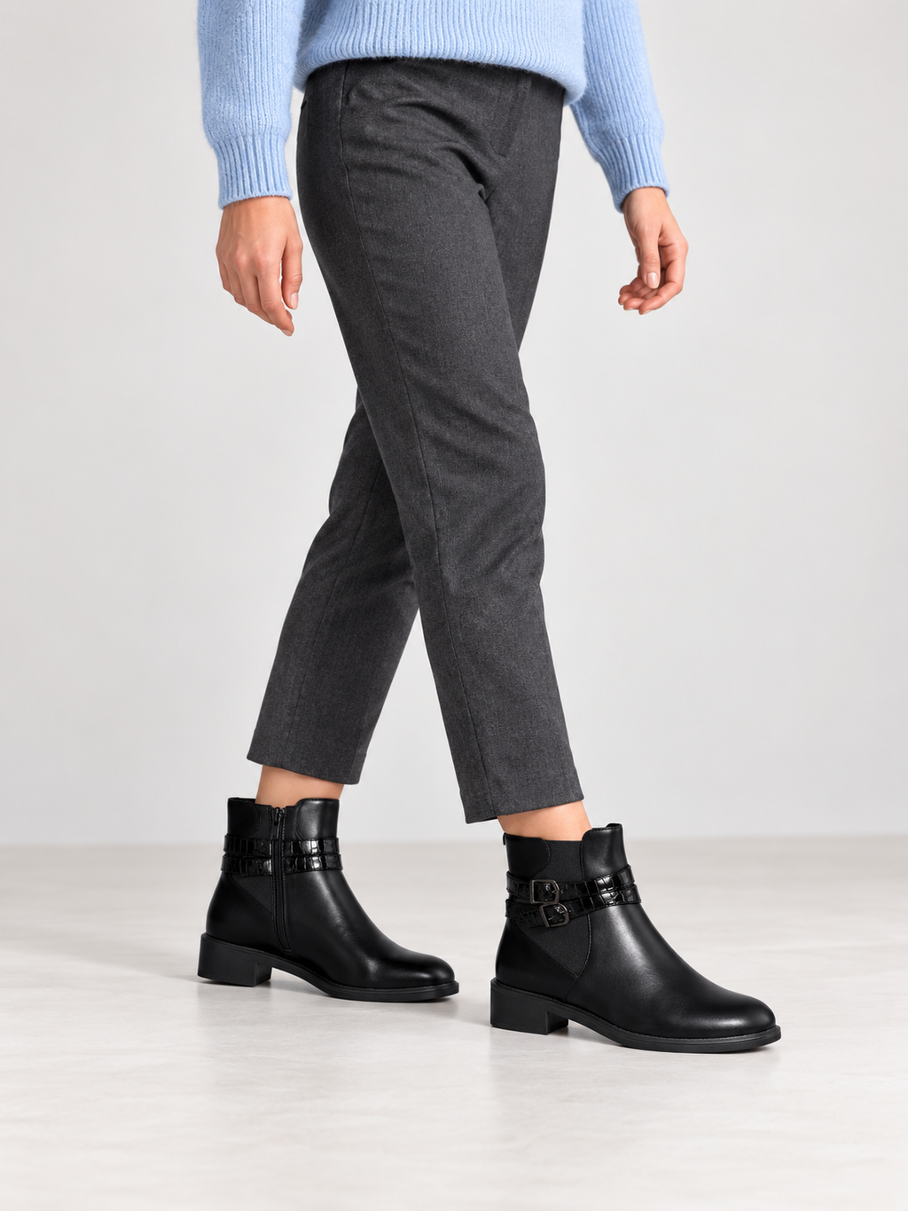 Bottines plates à doubles boucles Noir, vue portée