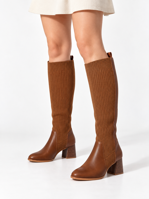 Bottes hautes à tige tricotée Camel, vue portée