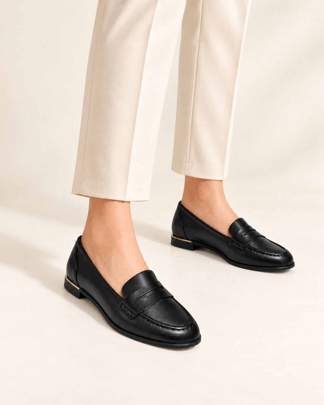 Mocassins à petit talon Noir, vue portee